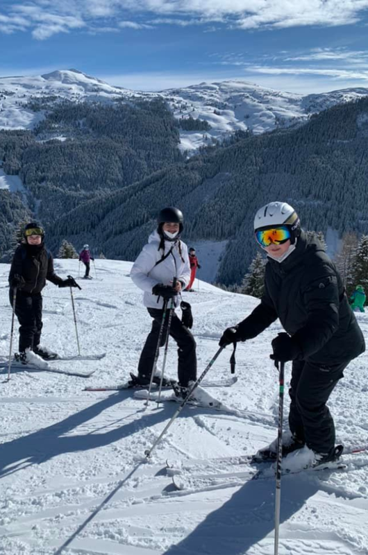 Billede af piste med tre skiløbere i Saalbach Østrig